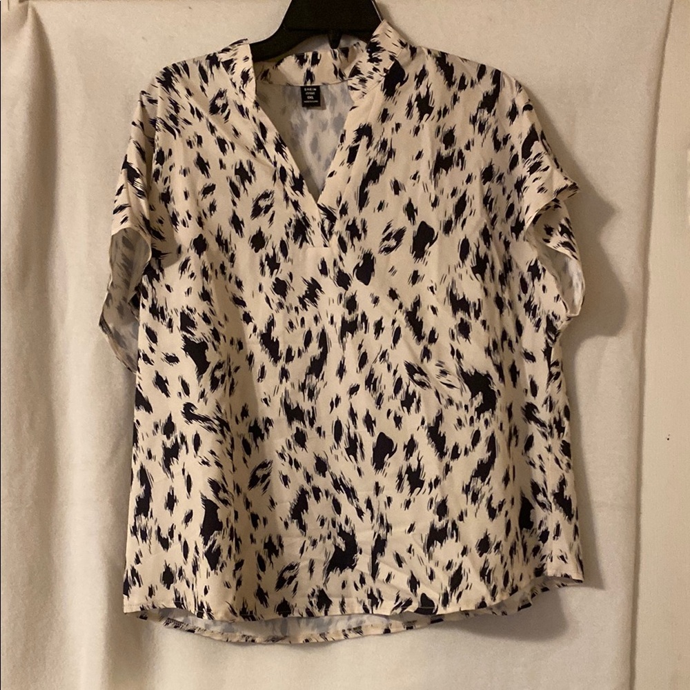 💫 NWOT SHEIN Stylish Black and White Women's Top